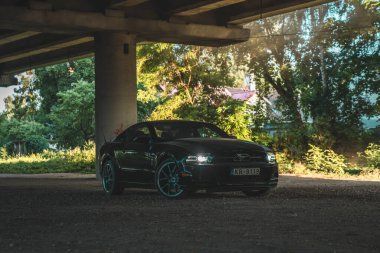 Siyah Ford Mustang model park edilmiş. Sportif efsanevi Amerikan spor arabası