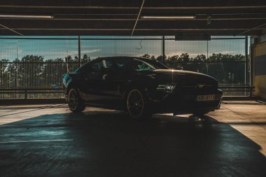 Siyah Ford Mustang model park edilmiş. Sportif efsanevi Amerikan spor arabası