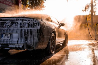Araba yıkamada siyah Ford Mustang kaslı araba.