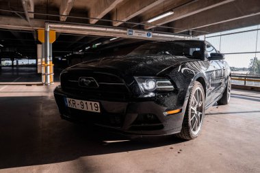 Siyah Ford Mustang model park edilmiş. Sportif efsanevi Amerikan spor arabası