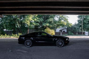Siyah Ford Mustang model park edilmiş. Sportif efsanevi Amerikan spor arabası