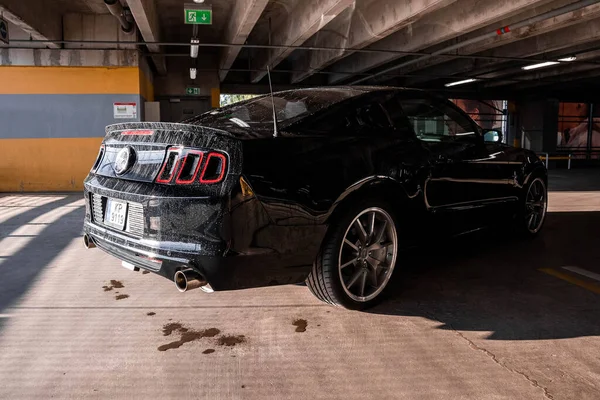 Black Ford Mustang model parked. Sporty legendary American sportscar — Stock Photo, Image