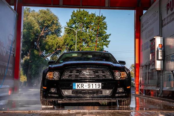 Μαύρο Ford Mustang αυτοκίνητο μυών σε ένα πλυντήριο αυτοκινήτων. — Φωτογραφία Αρχείου