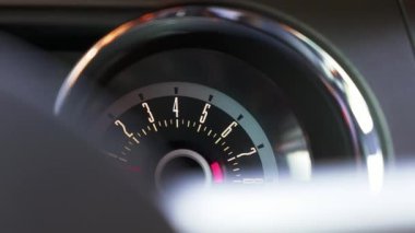 Amerikan kaslı arabasının klasik hız göstergesi görüntüsü. Yüksek devir.