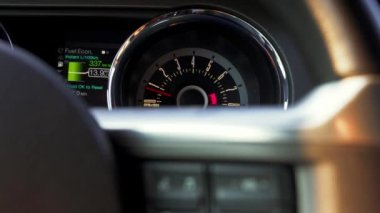 Siyah Ford Mustang model park edilmiş. Sportif efsanevi Amerikan spor arabası