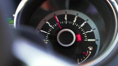 Arabanın hızı artar, motorun yükü artar, takometre oku yükselir..