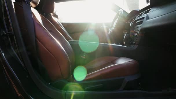 . Innenraum Ford Mustang schwarz. Klassisches Panel, Lenkrad — Stockvideo