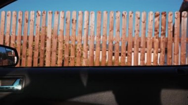Klasik Amerikan kaslı arabasının penceresi kapanıyor..