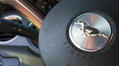 Siyah Ford Mustang model park edilmiş. Sportif efsanevi Amerikan spor arabası