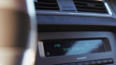 Siyah Ford Mustang model park edilmiş. Sportif efsanevi Amerikan spor arabası