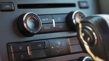 Siyah Ford Mustang model park edilmiş. Sportif efsanevi Amerikan spor arabası