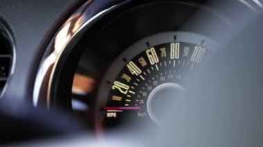Amerikan kaslı arabasının klasik hız göstergesi görüntüsü. Yüksek devir.