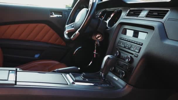 . Zwarte Ford Mustang model interieur. Klassiek paneel, stuurwiel — Stockvideo