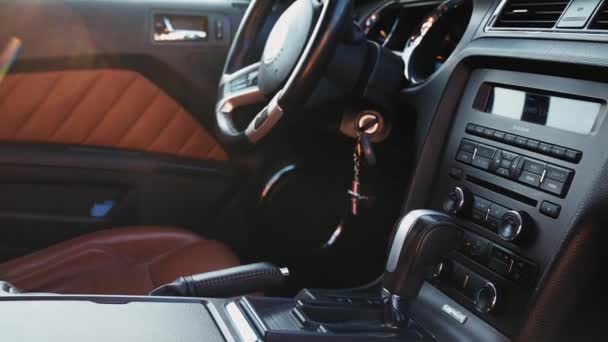 . Μαύρο Ford Mustang μοντέλο εσωτερικό. Κλασικό πάνελ, τιμόνι — Αρχείο Βίντεο