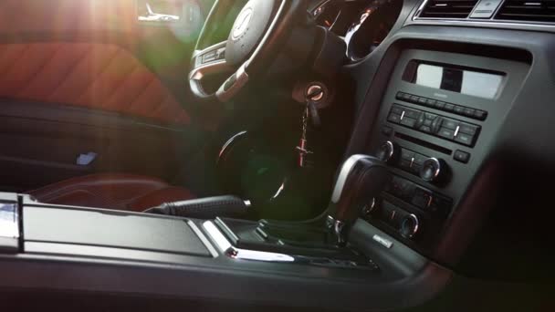 . Zwarte Ford Mustang model interieur. Klassiek paneel, stuurwiel — Stockvideo