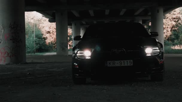 Припаркована модель Black Ford Mustang. Спортивний легендарний американський спортивний шрам — стокове відео