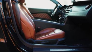 . Siyah Ford Mustang model iç mekan. Klasik panel, direksiyon