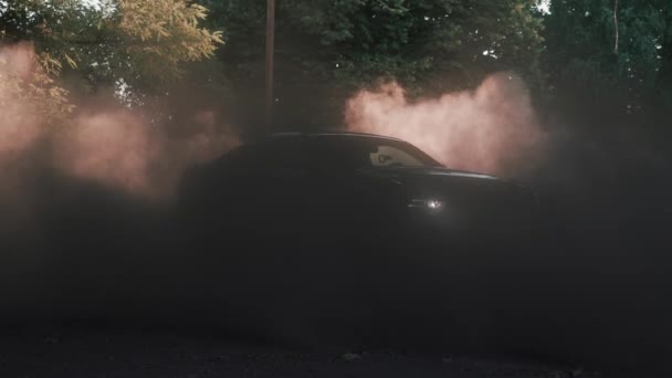 Modello nero Ford Mustang alla deriva e bruciando pneumatici su una strada polverosa. — Video Stock