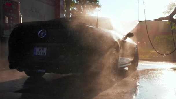 Černý Ford Mustang model v myčce aut. Ručně mytí auta. — Stock video