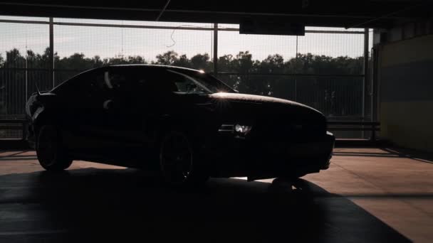 Modelo Ford Mustang negro estacionado. Deportivo legendario deportivo americano — Vídeos de Stock