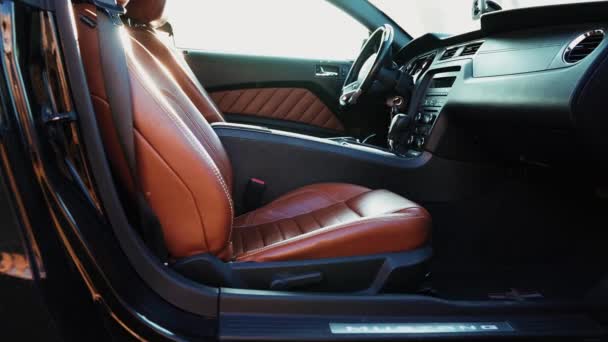 . Negro Ford Mustang modelo interior. Panel clásico, volante — Vídeos de Stock