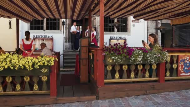 Strade della vecchia Tallinn con la gente vicino ai caffè e ristoranti — Video Stock