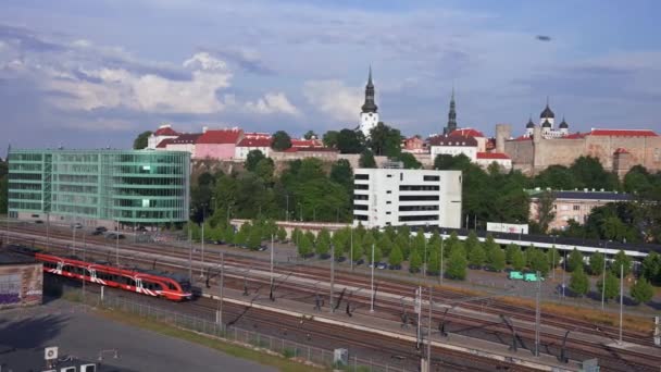 Електричний поїзд наближається до платформи, головний залізничний вокзал в Таллінні. — стокове відео