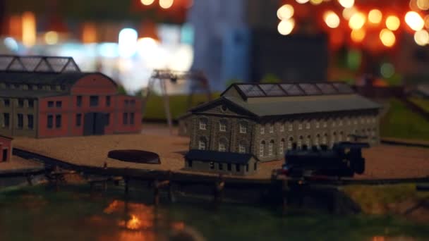 Set di locomotive elettriche modello ferroviario e layout con una stazione — Video Stock