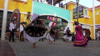 Geleneksel bir elbiseyle dans eden folklor dansçıları Meksika kültürünü temsil ediyor..