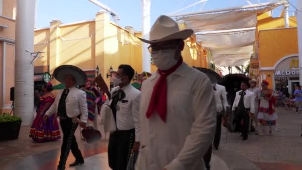 Folkloretänzer tanzen in einer schönen traditionellen Kleidung, die die mexikanische Kultur repräsentiert. — Stockvideo