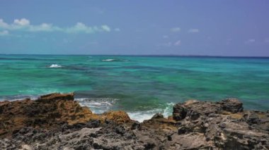 Güzel mavi Karayip denizi ve büyük dalgalar Atlantik Okyanusunda yüzüyor..