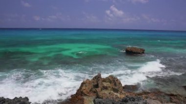 Güzel mavi Karayip denizi ve büyük dalgalar Atlantik Okyanusunda yüzüyor..