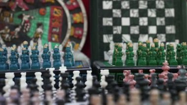 Bulanık kaya satranç taşlarının arka planında dekoratif gümüş piyon