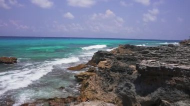 Güzel mavi Karayip denizi ve büyük dalgalar Atlantik Okyanusunda yüzüyor..