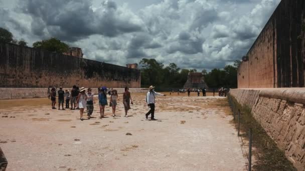 Belle vue du Temple de Kukulkan, pyramide de Chichen Itza — Video