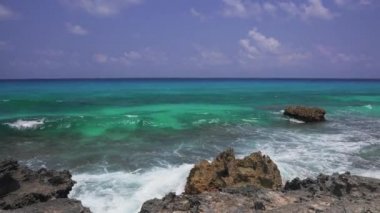 Güzel mavi Karayip denizi ve büyük dalgalar Atlantik Okyanusunda yüzüyor..