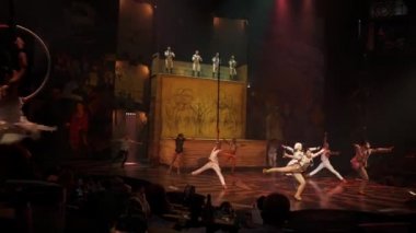 Cancun 'daki Cirque de Soleil gösterisi. Sihirli sirk gösterisi.