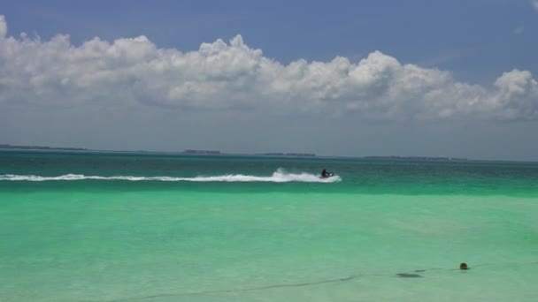 Solig paradiset vit sandstrand på en mexikansk ö vid Karibien. — Stockvideo