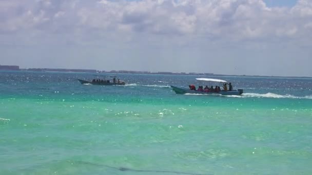 Sunny Paradise fehér homokos strand egy mexikói szigeten a Karib-tenger partján. — Stock videók