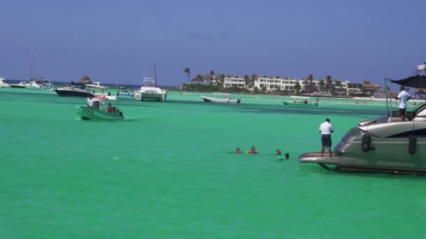 Sunny Paradise fehér homokos strand egy mexikói szigeten a Karib-tenger partján. — Stock videók