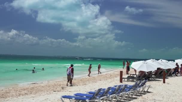 Sunny Paradise plage de sable blanc sur une île mexicaine par les Caraïbes. — Video