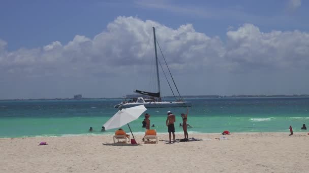 Сонячний Рай Білий піщаний пляж на мексиканському острові біля Карибського моря.. — стокове відео