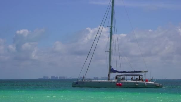 Sunny Paradise fehér homokos strand egy mexikói szigeten a Karib-tenger partján. — Stock videók