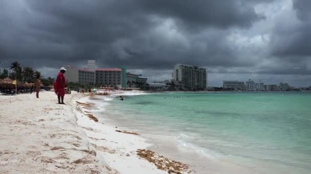 View of a dark storm on the Caribbean sea in Playa Del Carmen — Vídeos de Stock