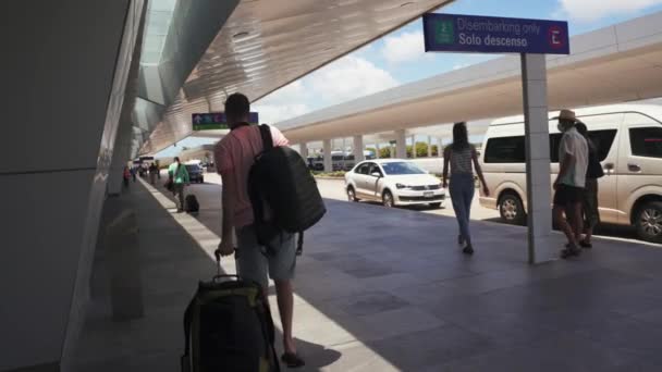 Reisekonzept. Junge Reisende mit Gepäck am Flughafen-Terminal. Auf der Suche nach dem Tor. — Stockvideo