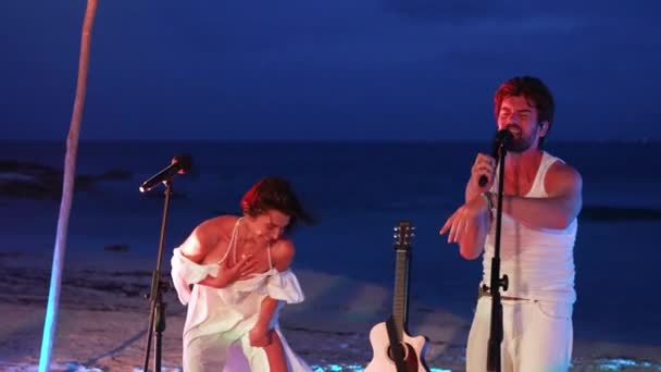 Alina Astrovskaja och Anton Lavrentev framför live konsertshow på en strand — Stockvideo