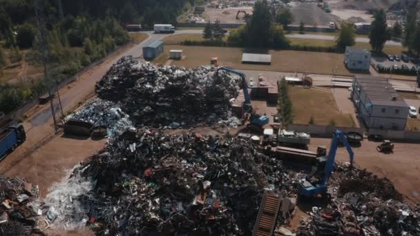 Stare wraki samochodów na złomowisku czekające na rozdrobnienie w parku recyklingu — Wideo stockowe