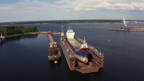 Průmysl pohled - Suchý dok v leteckém pohledu loděnice. — Stock video