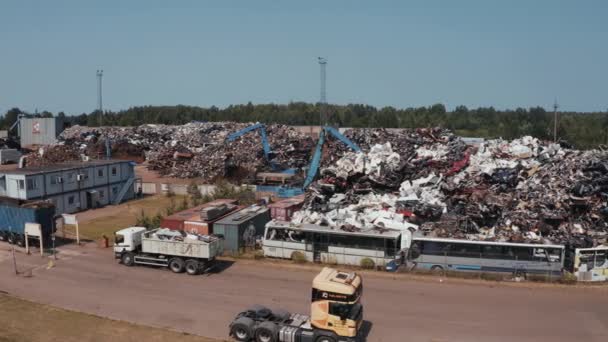 Stare wraki samochodów na złomowisku czekające na rozdrobnienie w parku recyklingu — Wideo stockowe