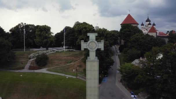 Aerial view of the freedom square in Tallinn, Estonia. — стоковое видео